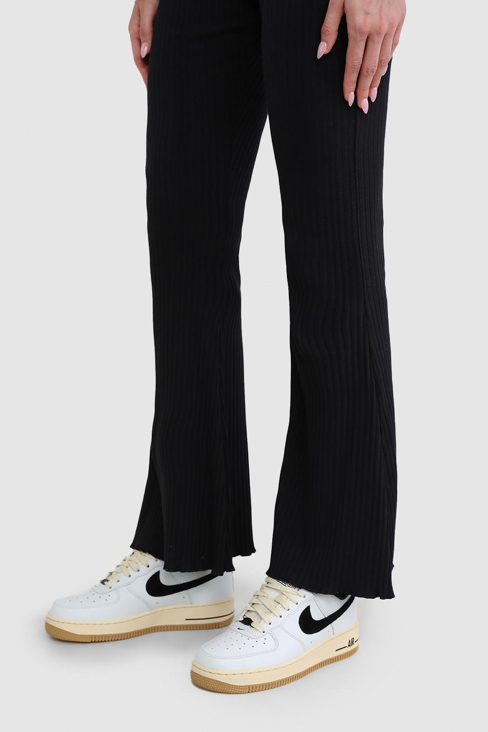 תמונת כל הלוק של נעלי סניקרס איר פורס